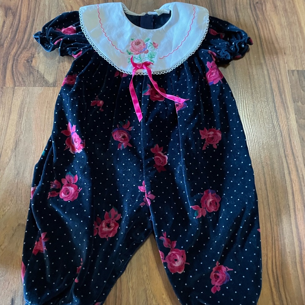 Just too cute Lil girls 12M snap VTG romper w ruffled sleeves embroidered collar